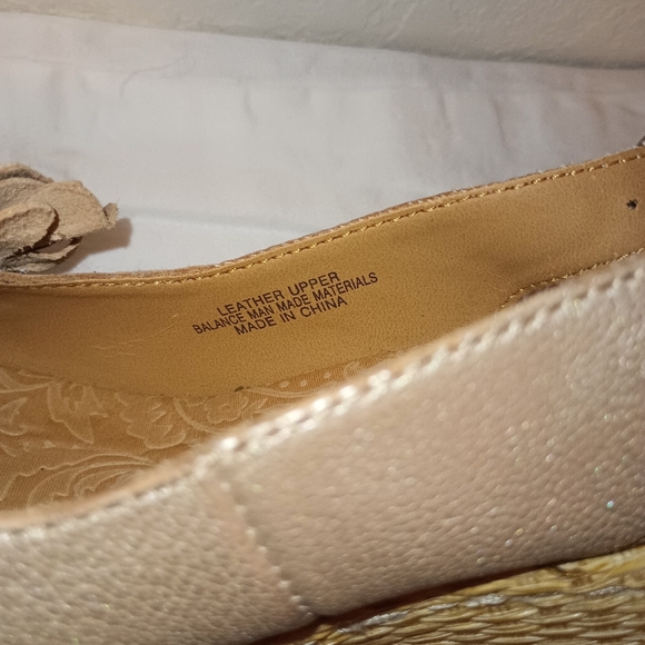 b.o.c. Born Concept Metallic Gold Open Toe with Flower; Adjustable Slingback sz6 - Picture 8 of 9